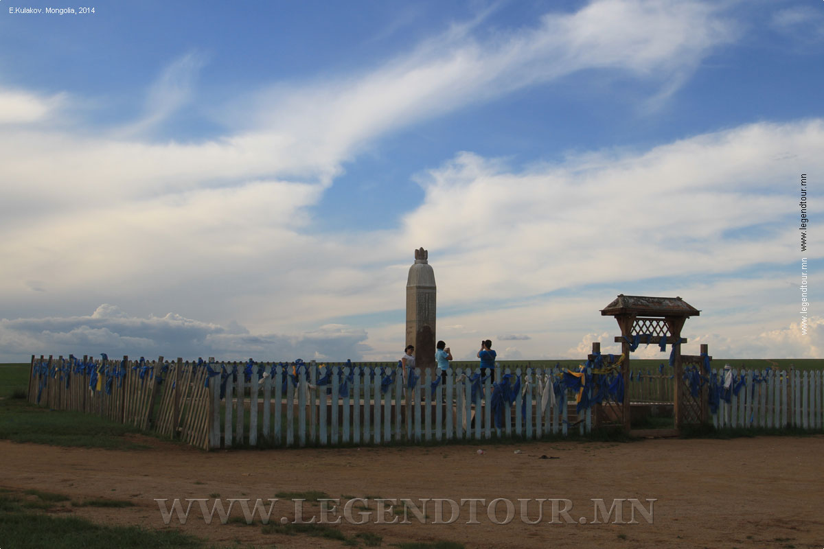 Фотография. Обелиск в честь 750-летия Сокровенного сказания монголов. Худо арал (Худу арал)